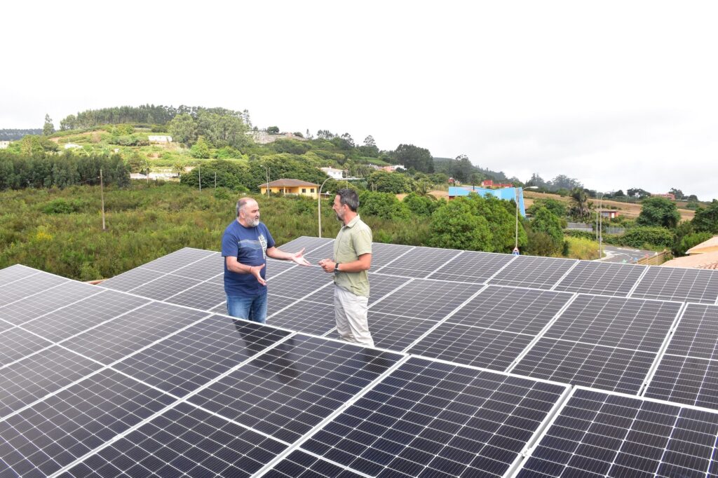 Escolástico Gil, alcalde, y Fidel Vázquez, concejal de Transición Ecológica, en el campo solar del CEO Leoncio Rodríguez