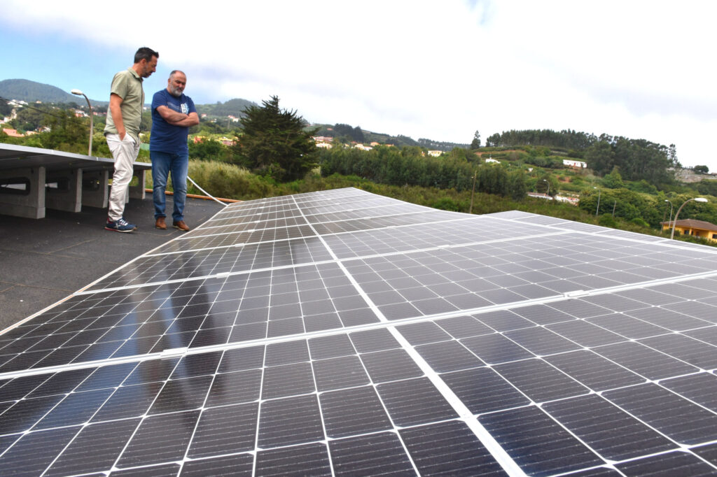 Escolástico Gil y Fidel Vázquez visitando la instalación fotovoltaica de un edificio municipal