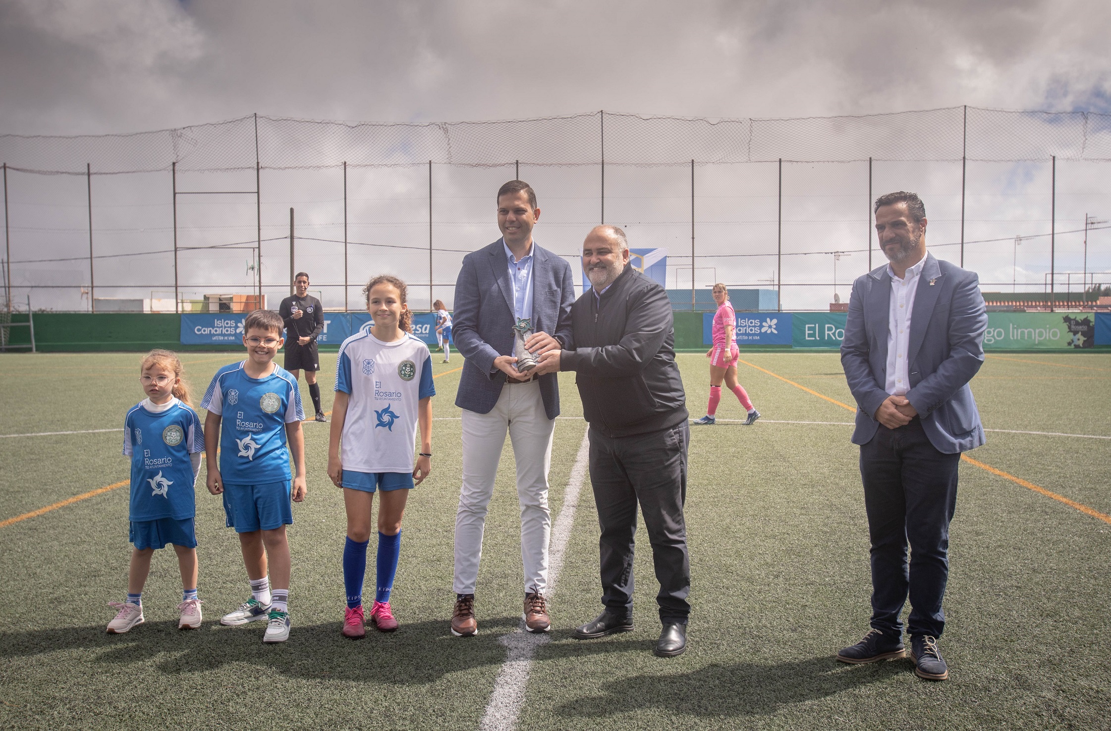 Fiesta del fútbol femenino tinerfeño en el campo de fútbol de La ...