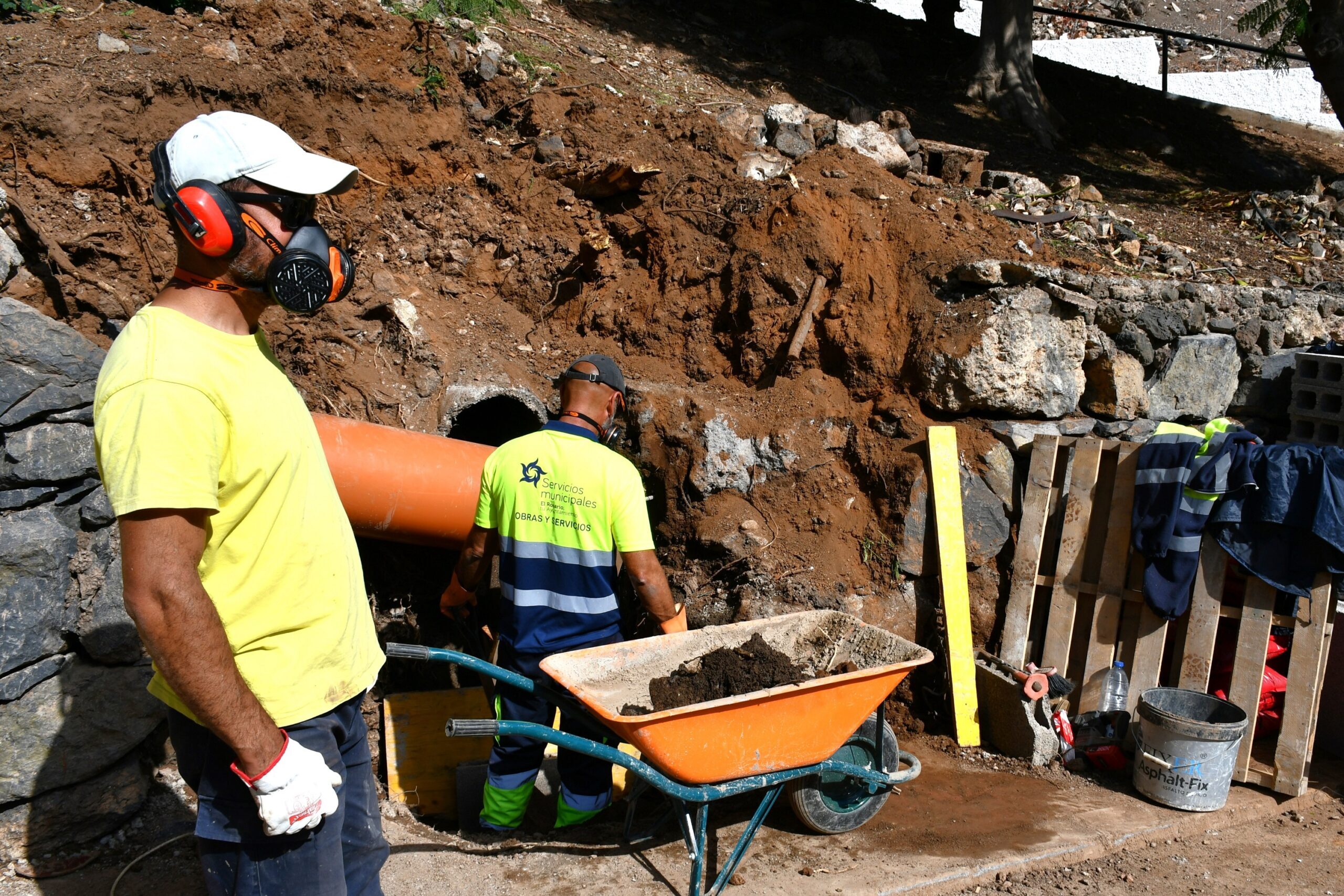 Obra de urgencia en la red de saneamiento de calle Gravina (1)