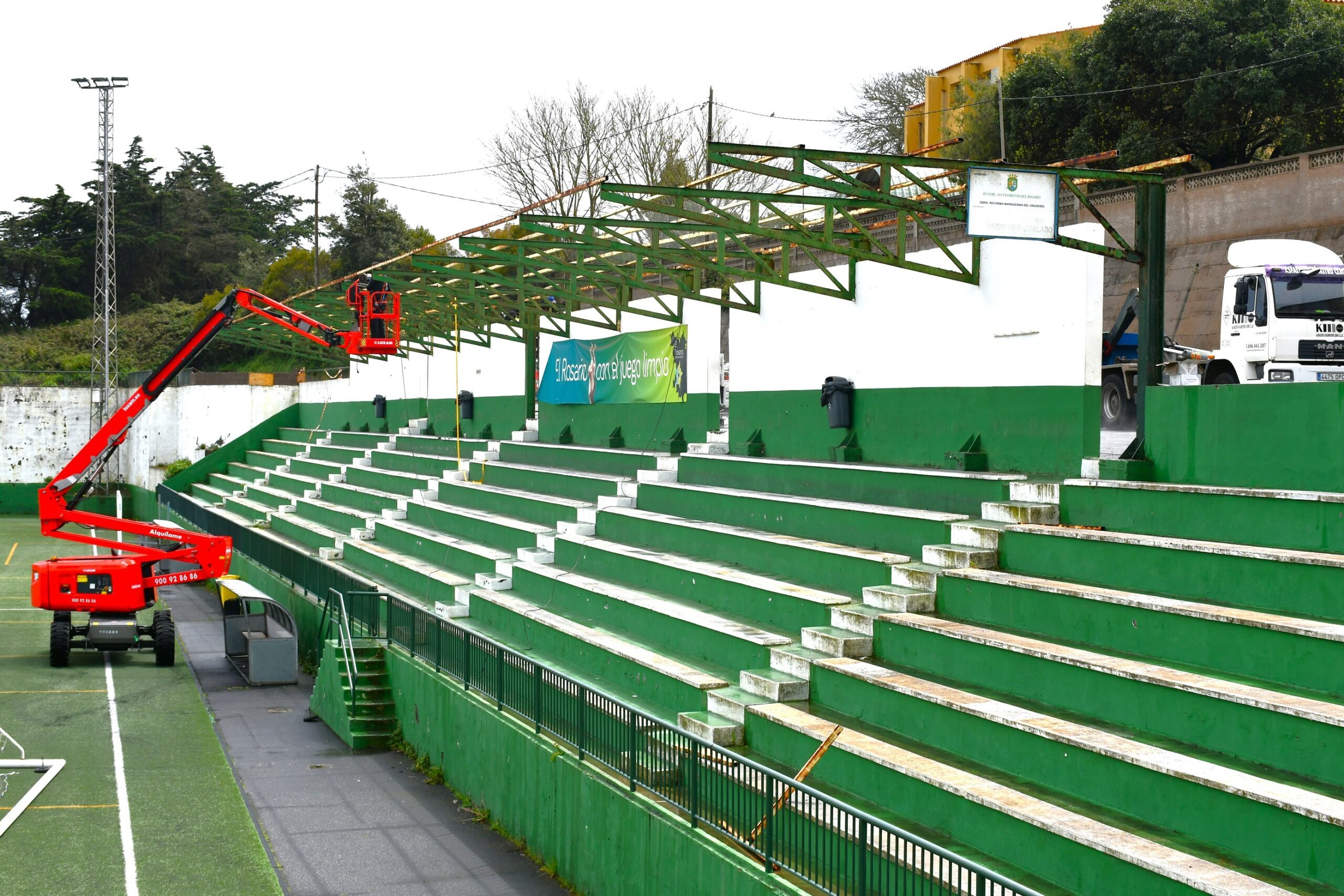 Trabajos techado graderío campo de fútbol de La Esperanza