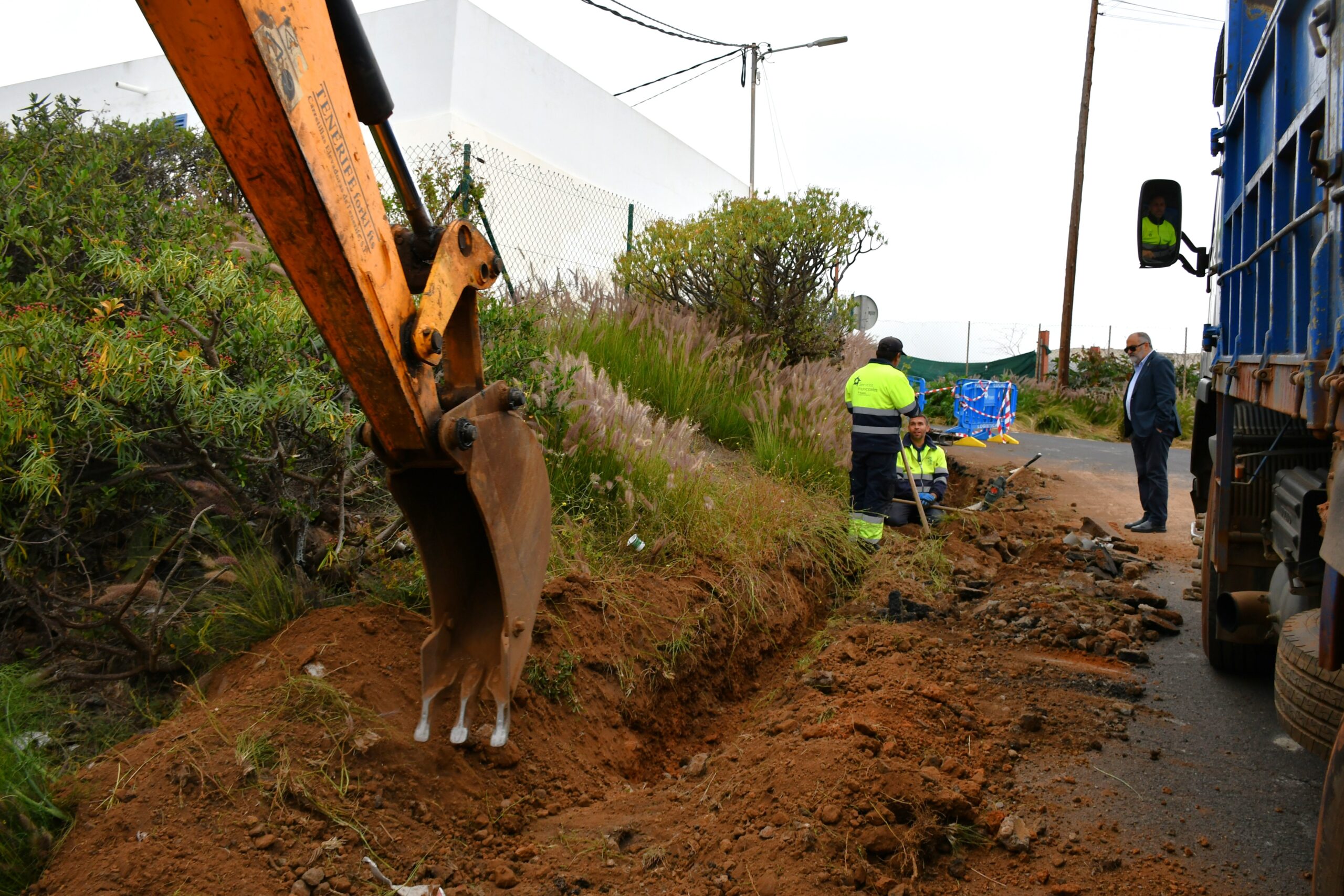 Obra de red hidráulica en camino El Madroño (1)