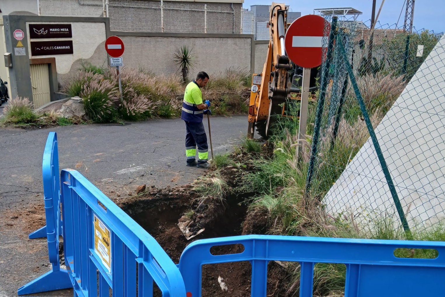 Obra de red hidráulica en camino El Madroño (2)