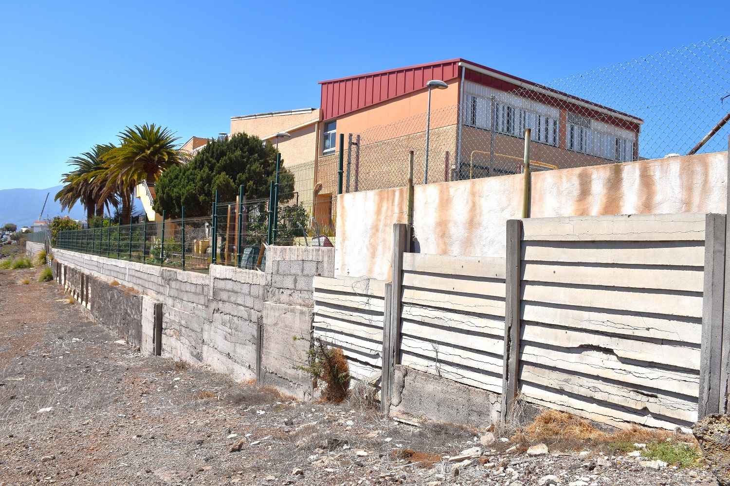 Problemas estructurales del CEIP San Isidro - Estado del cerramiento perimetral (1)