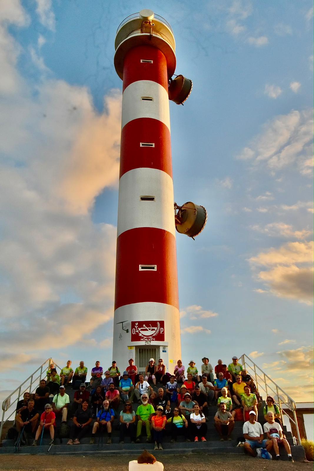 Vecinos al pie del Faro de Punta Rasca.