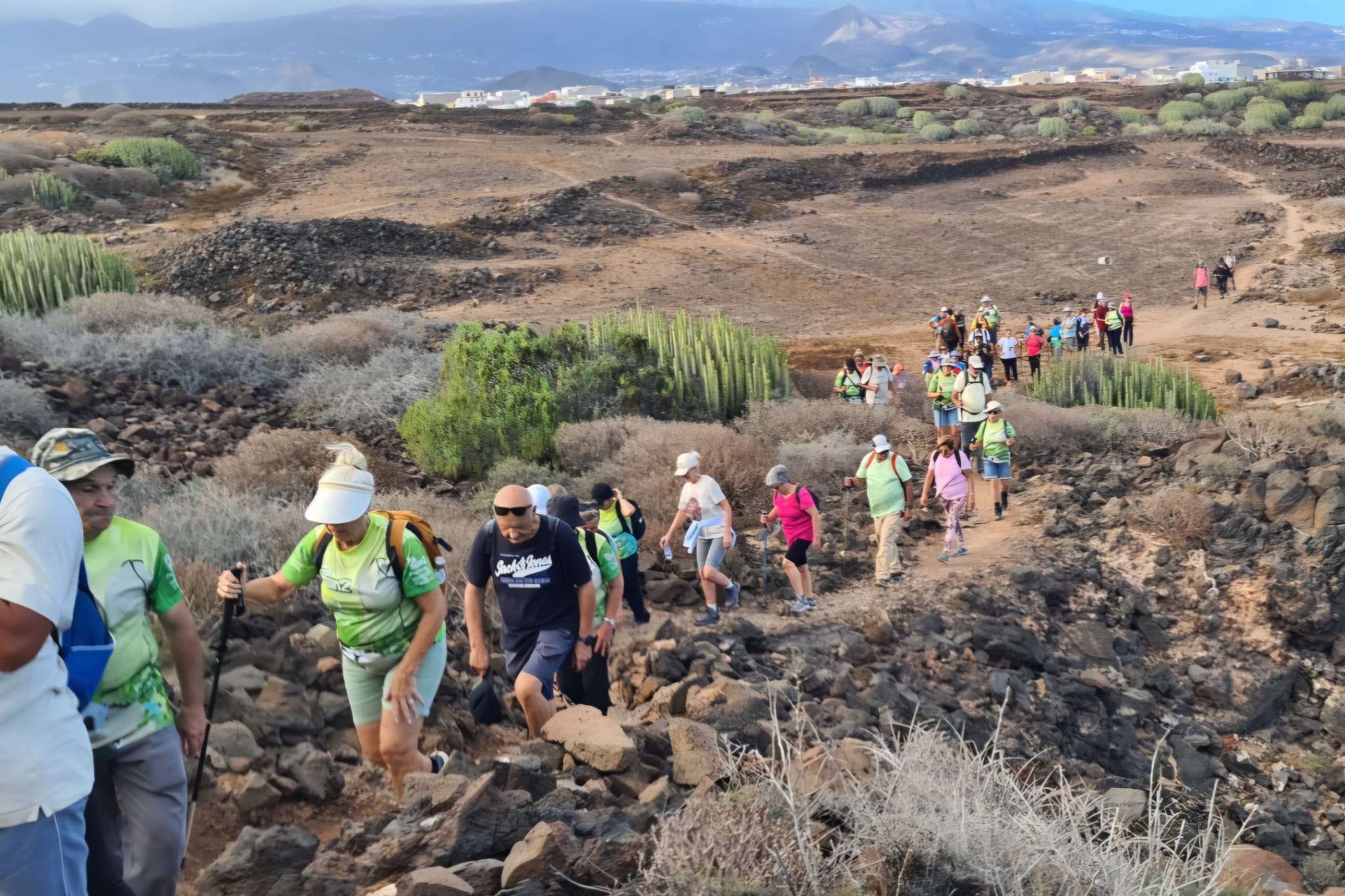 Los vecinos caminando por uno de los sendero