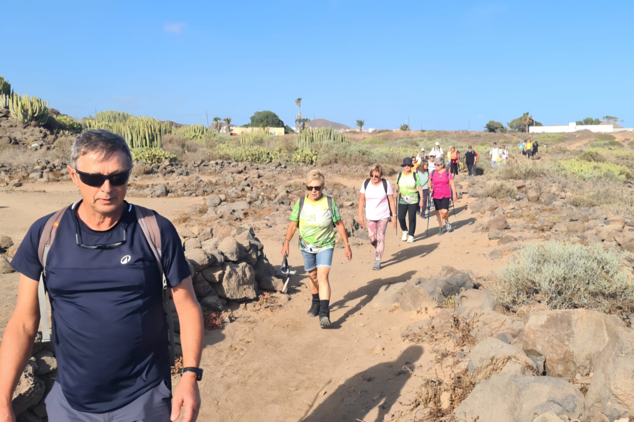 Senderistas caminando por el sendero 