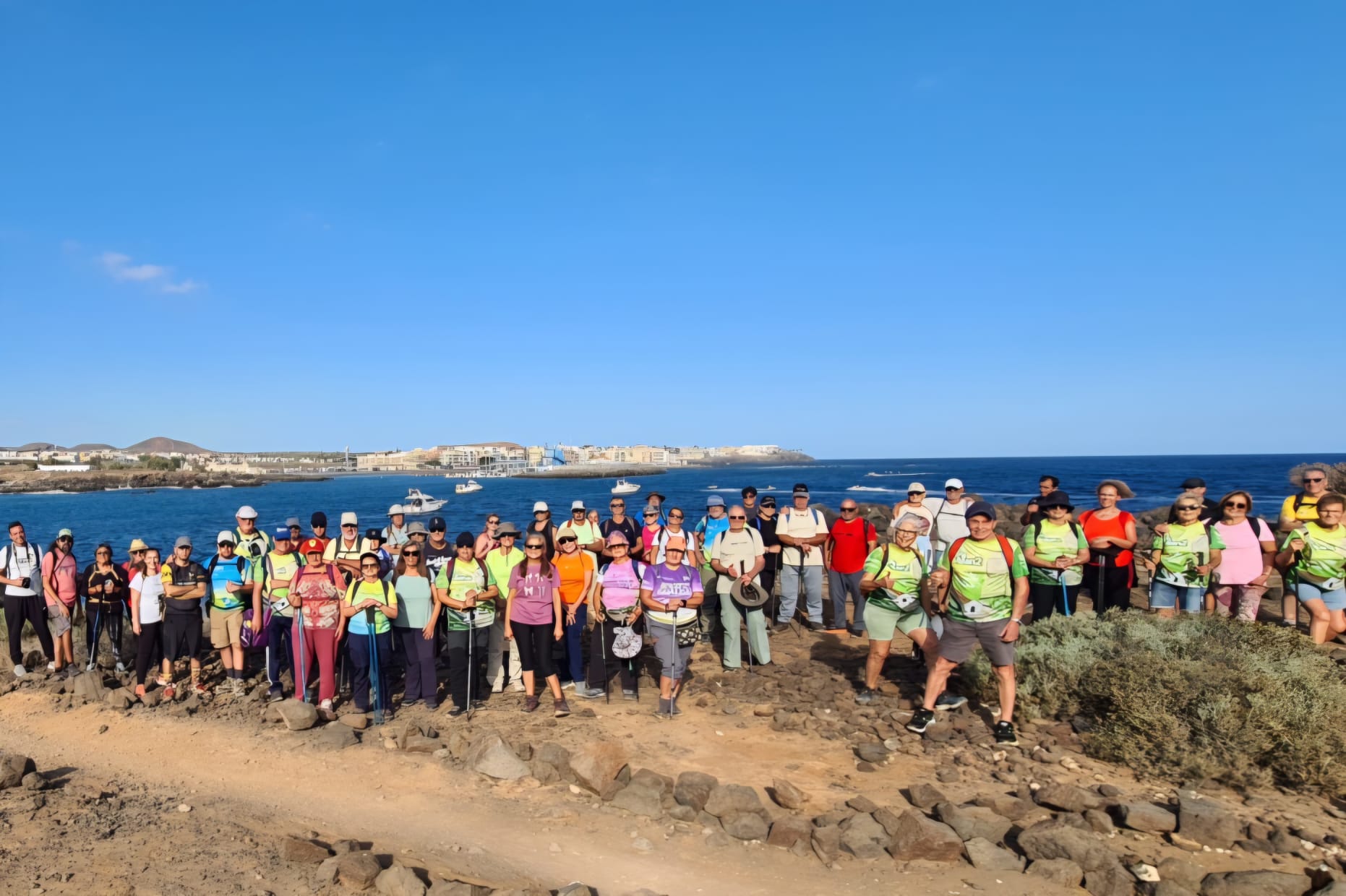 Senderistas frente al mar