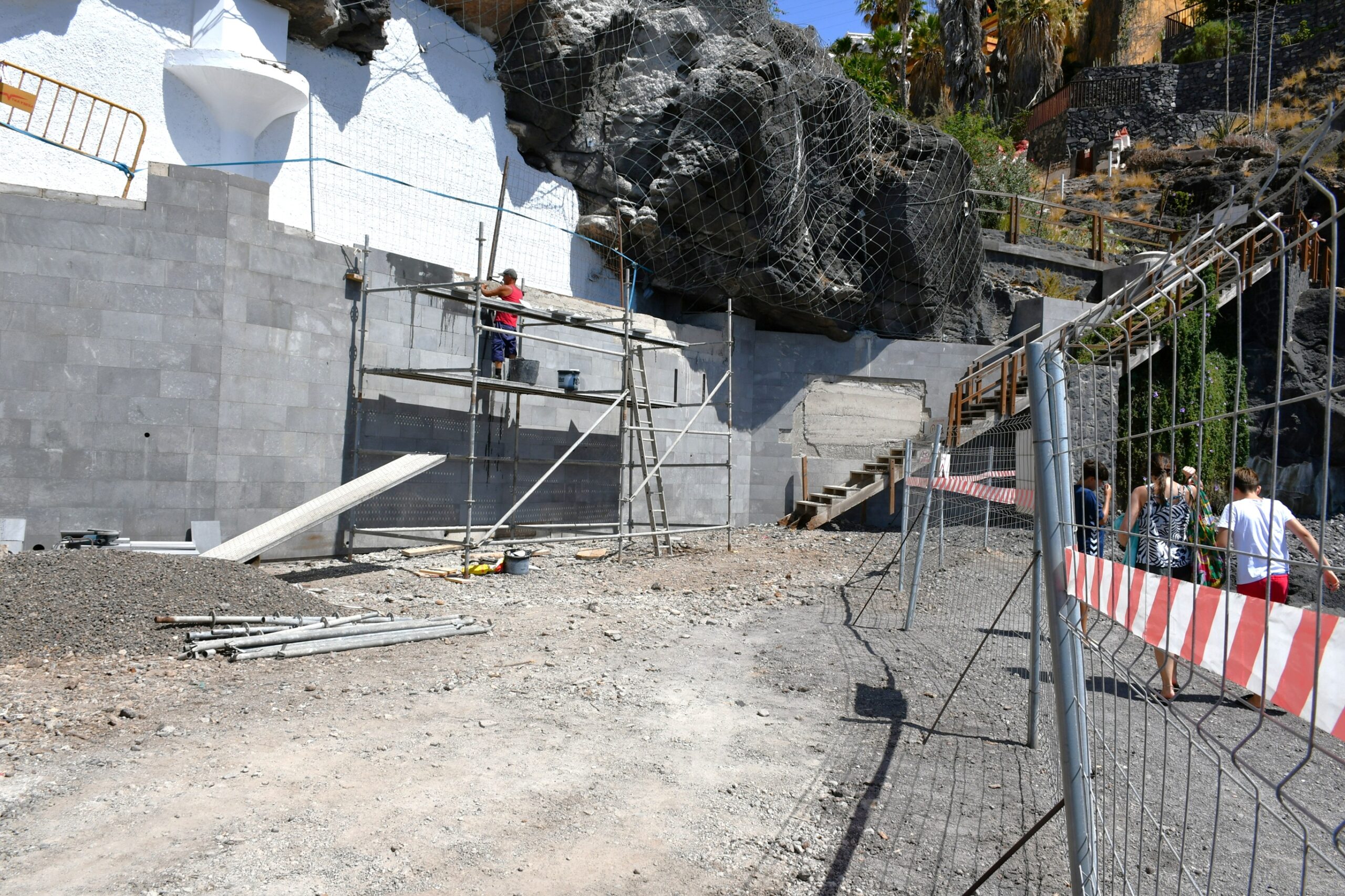 Trabajos de embellecimiento en acantilado de Tabaiba Baja (3)