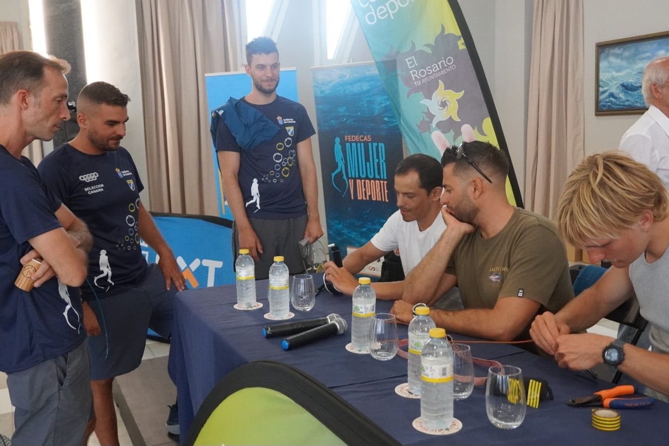 Varios atletas reunidos en una mesa de diferentes provincias 