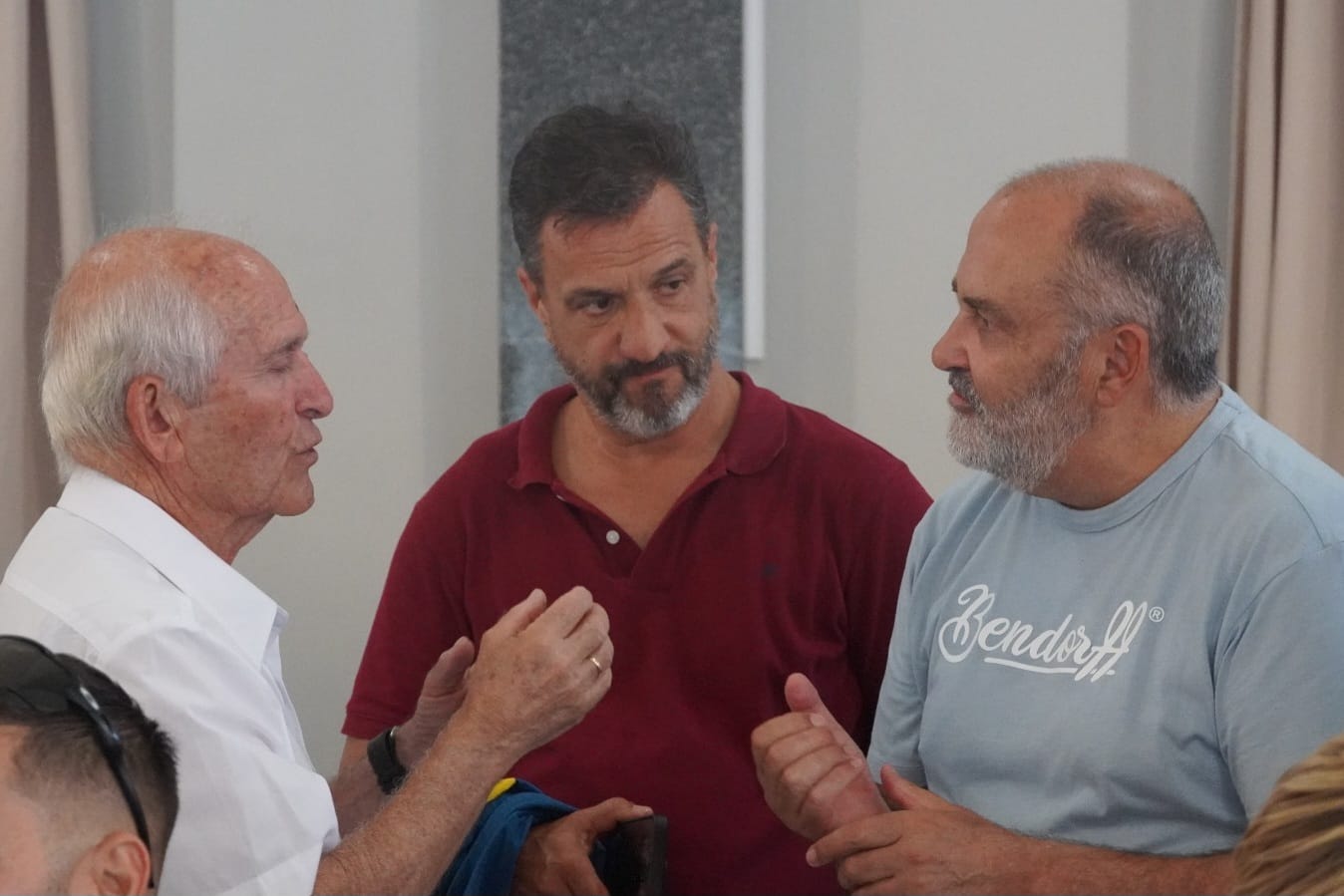 Charla entre el alcalde de El Rosario, Escolástico Gil , el concejal de Deportes del Ayuntamiento de El Rosario Juan Jesús del Rosario y uno de los componentes de la Federación Española de Actividades Subacuáticas (FEDAS)
