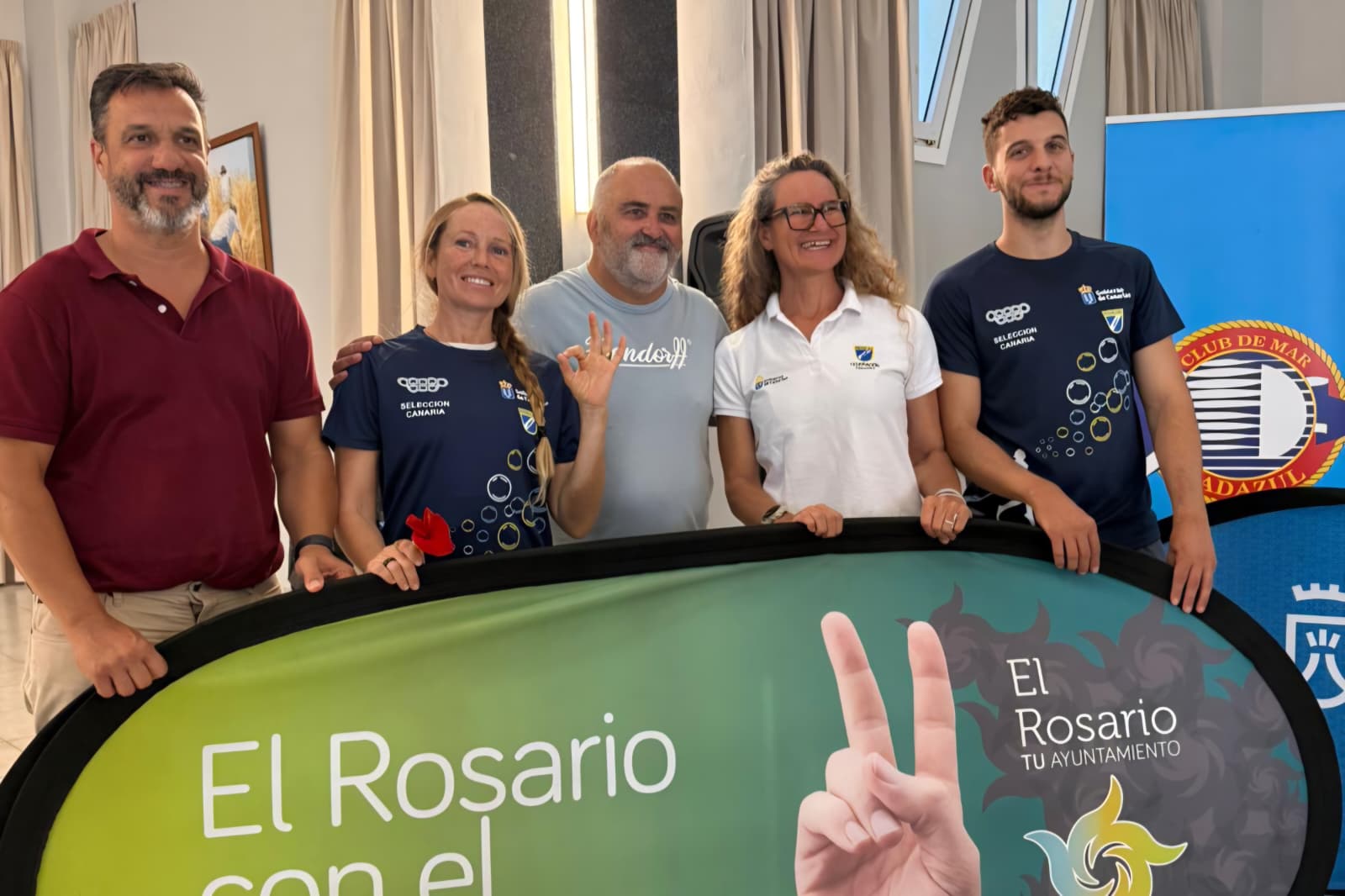 Foto de grupo con el alcalde de El Rosario, Escolástico Gil , el concejal de Deportes del Ayuntamiento de El Rosario Juan Jesús del Rosario y 3 componentes de la selección de Canarias 