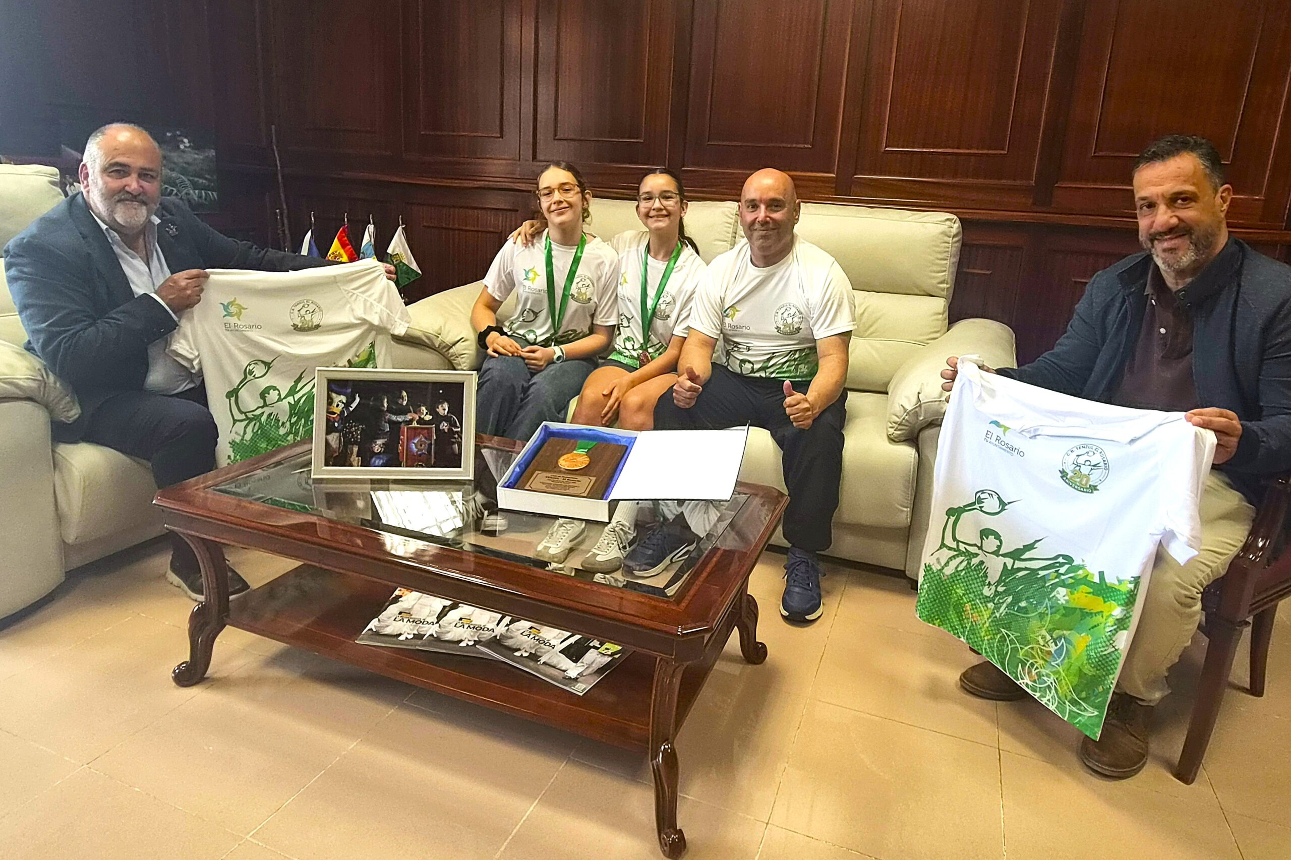 El alcalde de El Rosario recibe al Bádminton Tenzul tras ganar el bronce